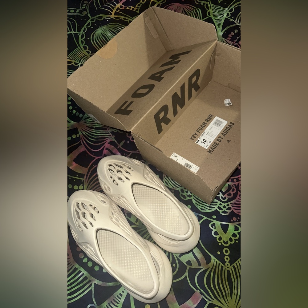 Yzy foam RNR “Sand” color